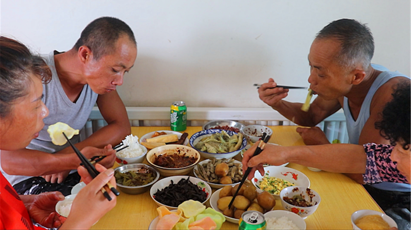 大锅炖土豆,茄子蘸酱,这才是真正的农家菜