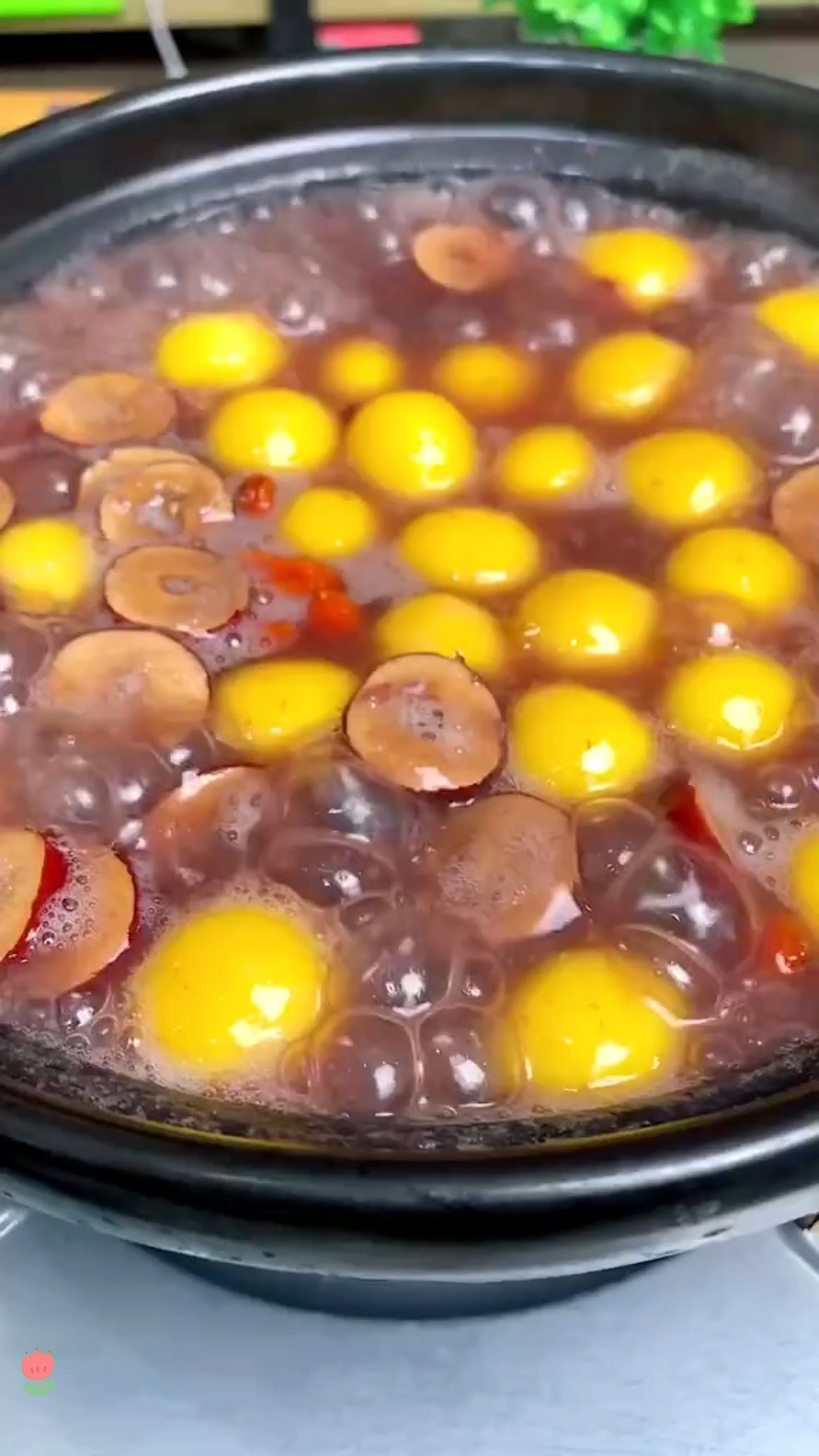 今天教大家做一个适合女生喝的甜汤,红枣雪燕桃胶丸子汤