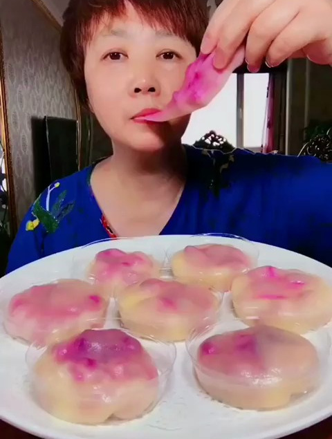 雪媚娘,糯米软软的,奶油香香的,还有火龙果哦