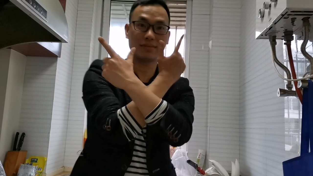 今天花12块大洋买了三条汪刺鱼,用青红辣椒做一道红烧汪刺鱼美味