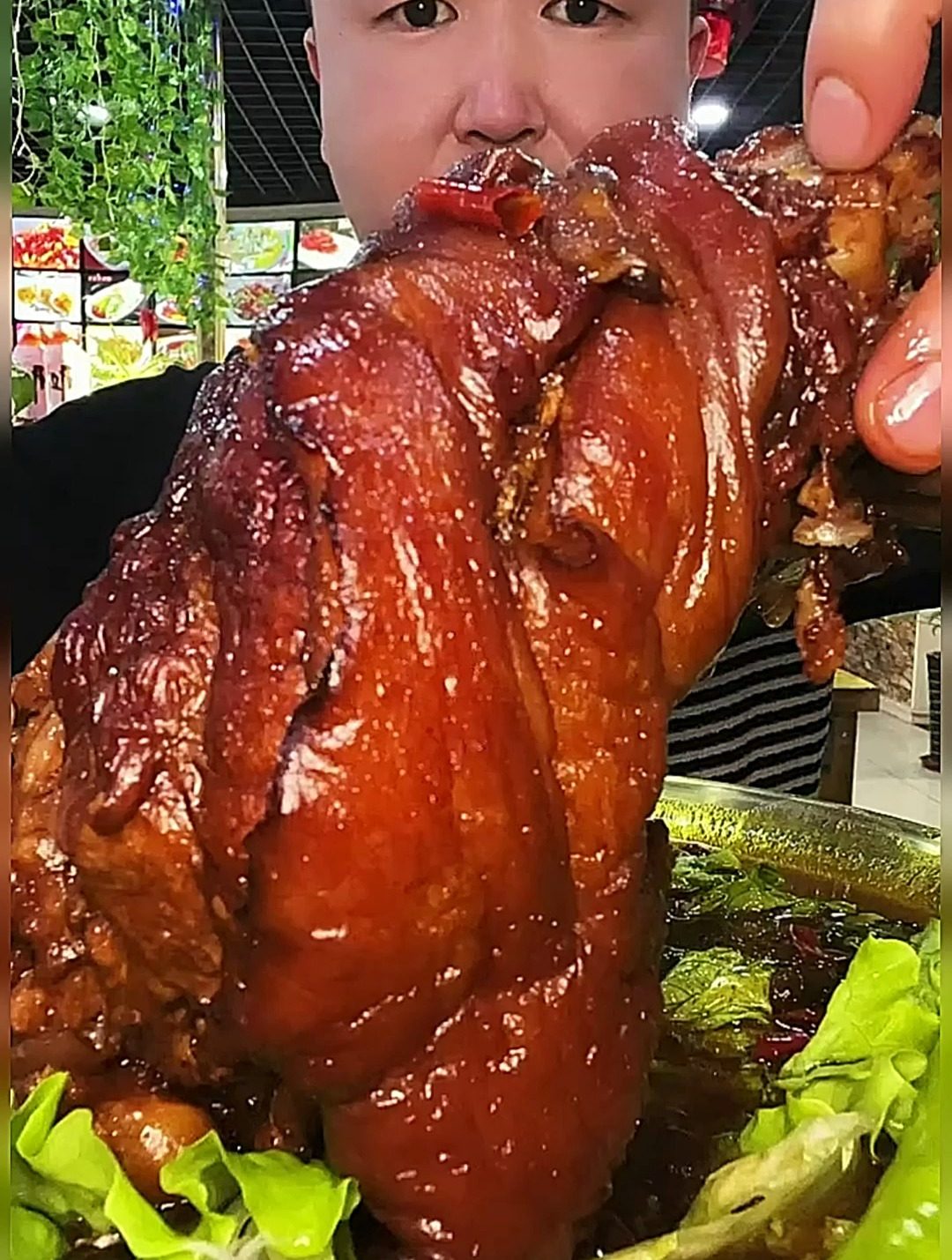 今天吃个红烧大肘子,熏酱卤肉熟食