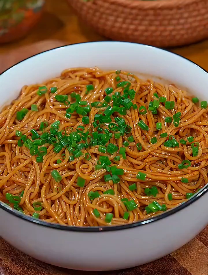 这样做的葱油拌面色香味俱全,非常好吃!