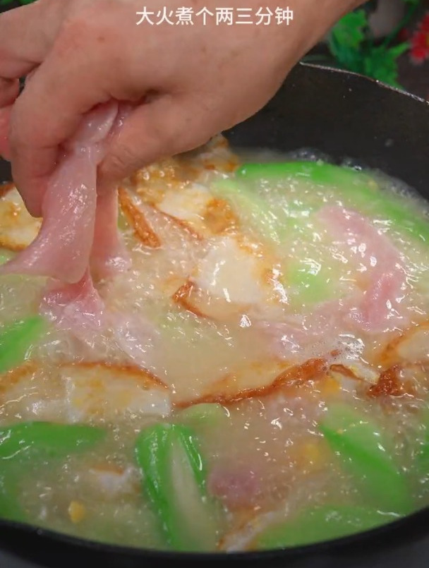 鲜美好喝丝瓜腐皮蛋汤
