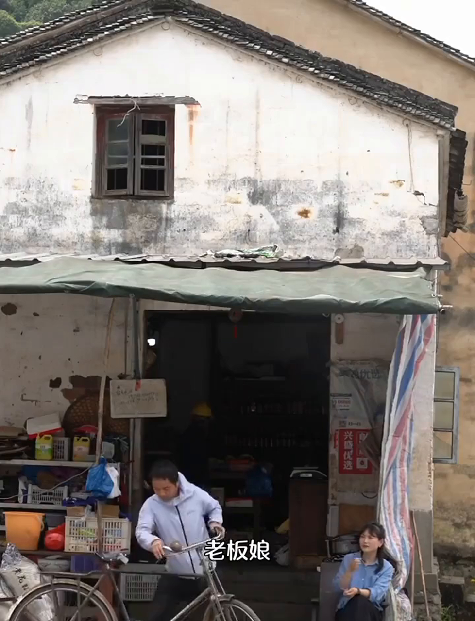 用柴火炉子烤大龙虾,乡村生活就是如此宁静又美好