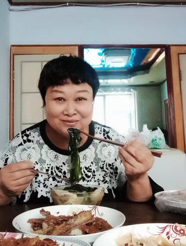 老铁们,你们有没有吃过裙带菜和紫菜一起做的汤