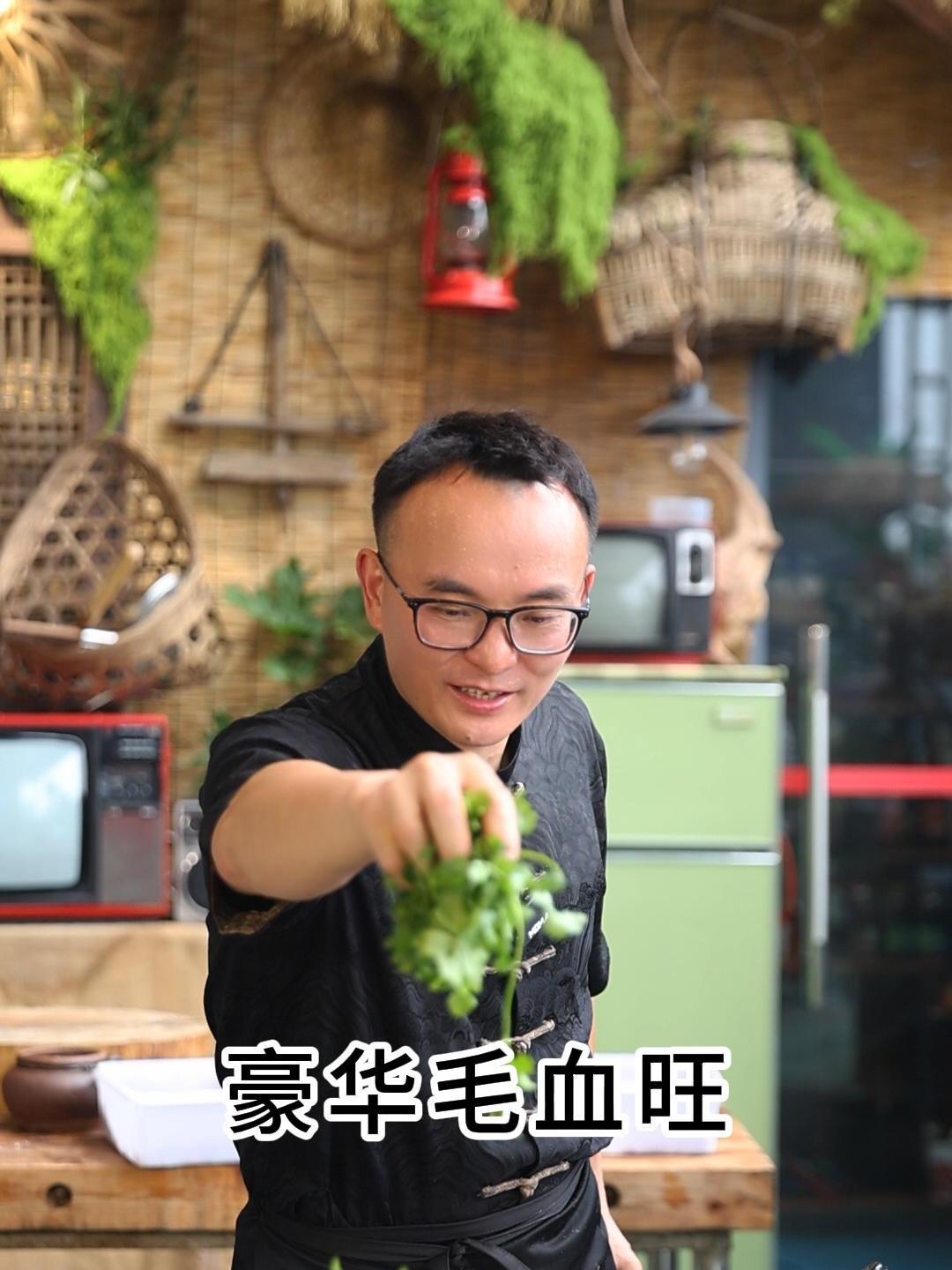 今天打算煮个血旺来吃,佳佳妹他们拿那么多好吃的整个豪华毛血旺