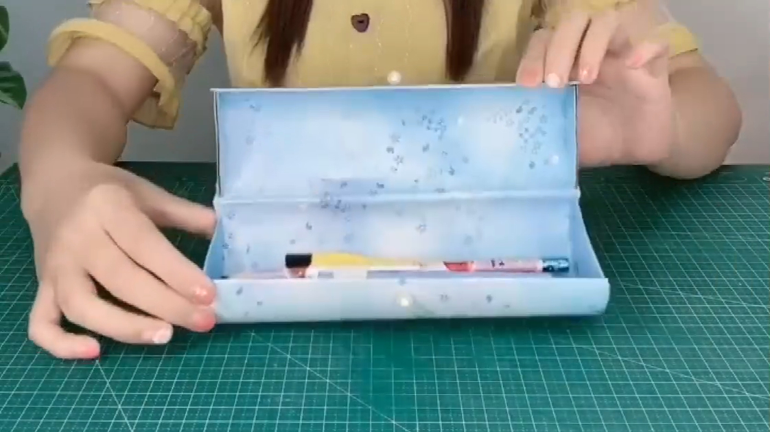 孩子吃完薯片的盒子千万别再扔掉了,用它做个铅笔盒特别实用!