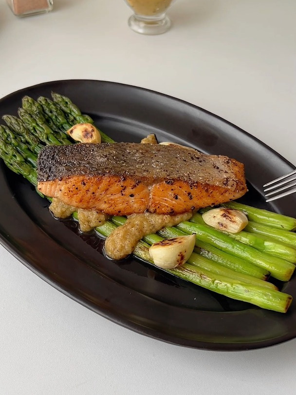 三文鱼烤芦笋温沙拉,一口吃出幸福感