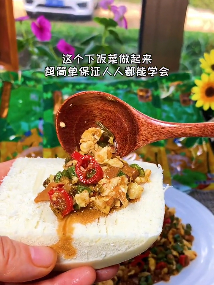 这款外婆菜可以直接吃或随意搭配食材烹饪,还可以包包子饺子