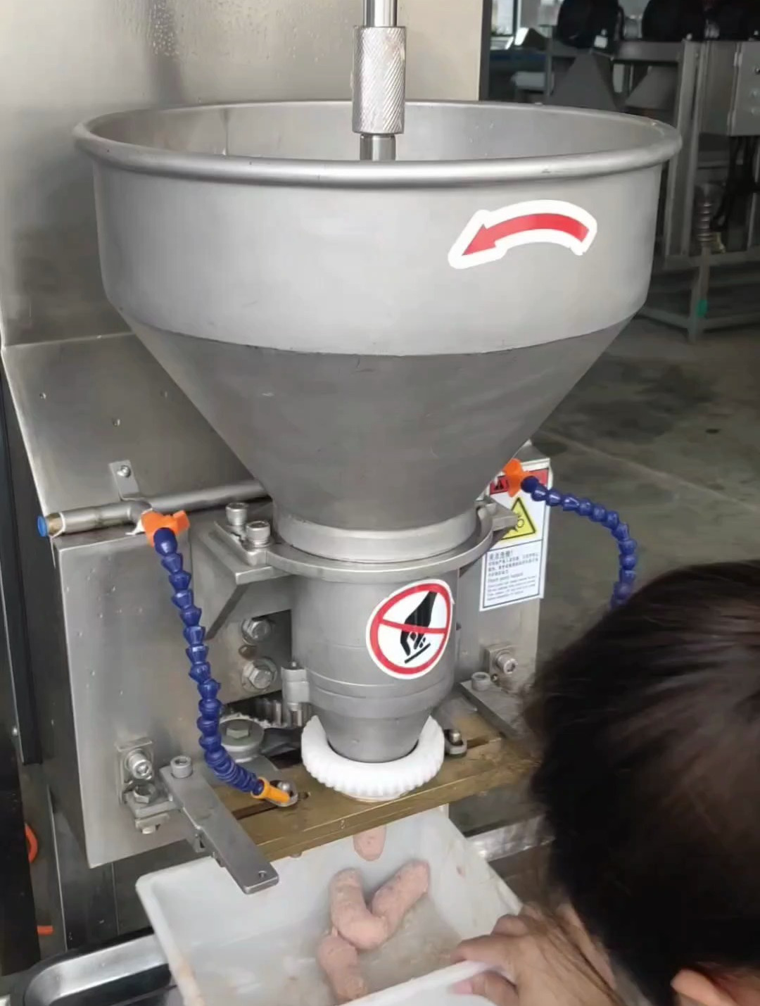 亏这个美女想的出来,既然用肉丸成型机制作长条形肉丸,结果成功