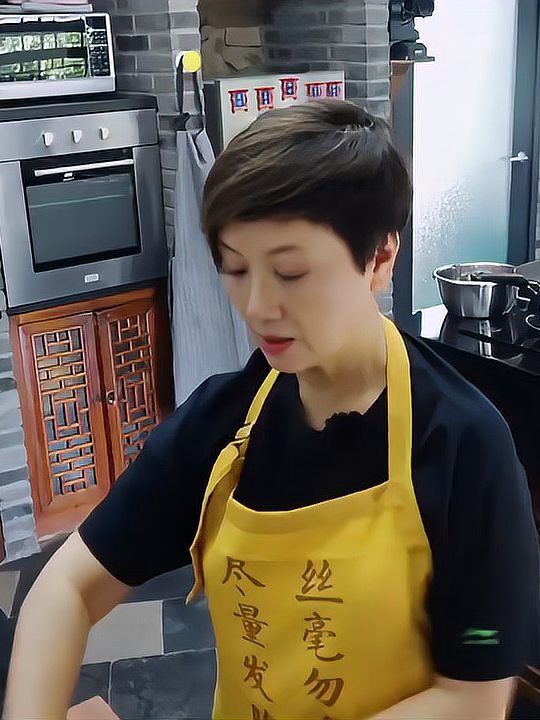 四川媳妇就是手巧!邓婕做川式烩菜,张国立馋的流口水