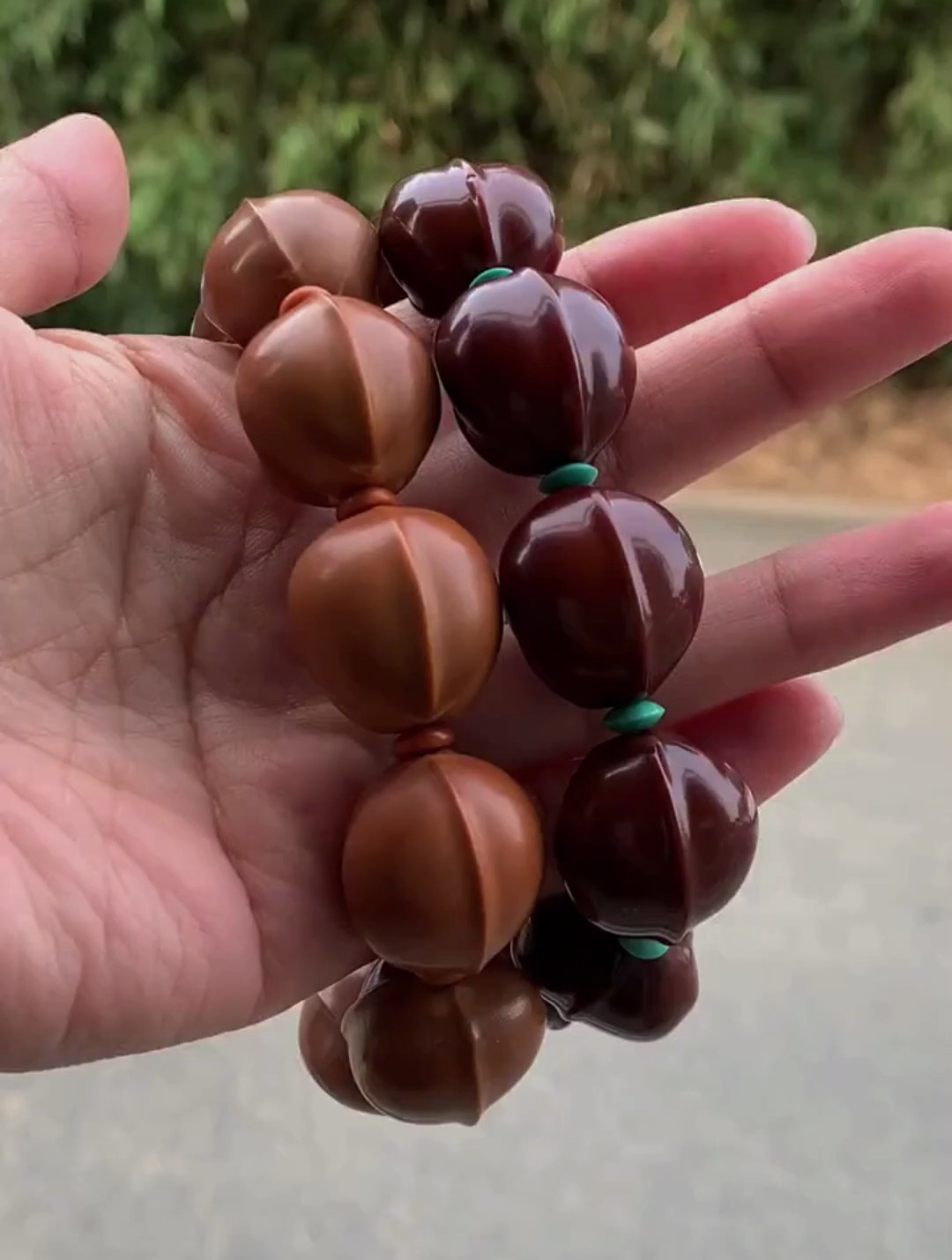 橄榄核铁核鲨鱼背,短圆又饱满,盘玩手感是最舒服的!