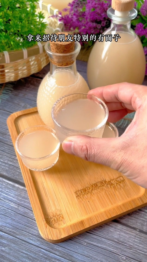柚子酒传统做法,果香浓郁,微醺甘甜有回味,招待朋友非常有面子