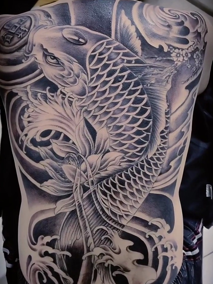 满背鲤鱼太帅了,纹的真生动,一看就是大师之作