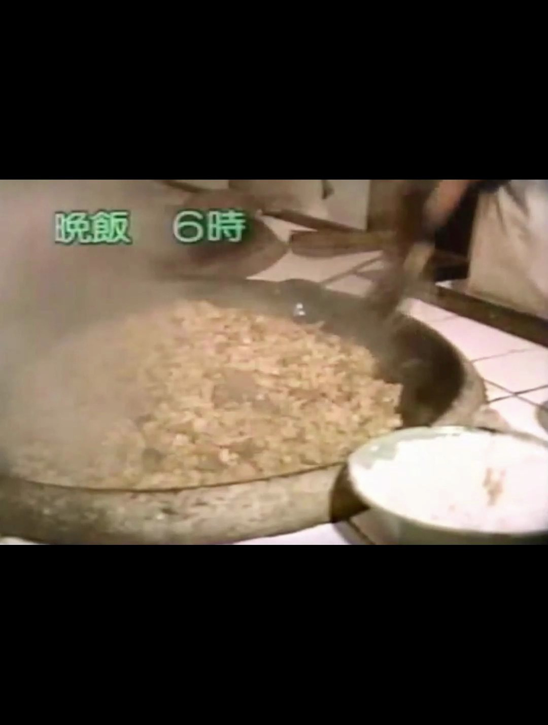 1988年南京解放军吃晚餐场景:紫菜蛋花汤配鸡胸肉,美味又健康