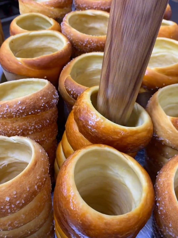 烟囱面包,色泽金黄,香甜松软,一个烤炉出8个,回头客超多!