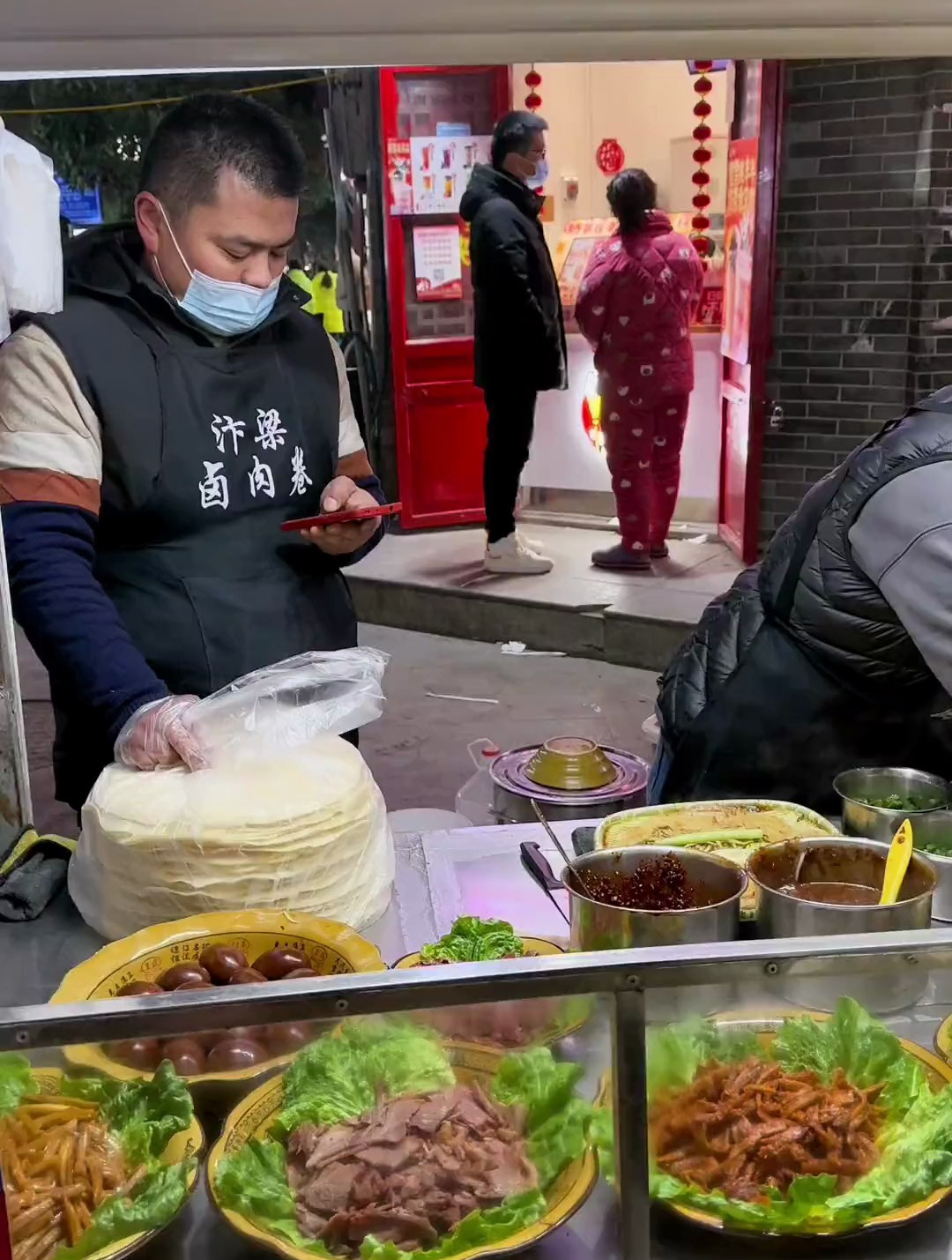 夜市路边摊的豪华版卤肉卷15块钱一套真好吃