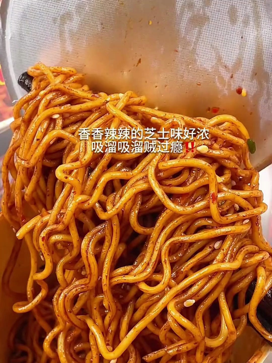 夜宵炫一桶火鸡面真的嘎嘎爽