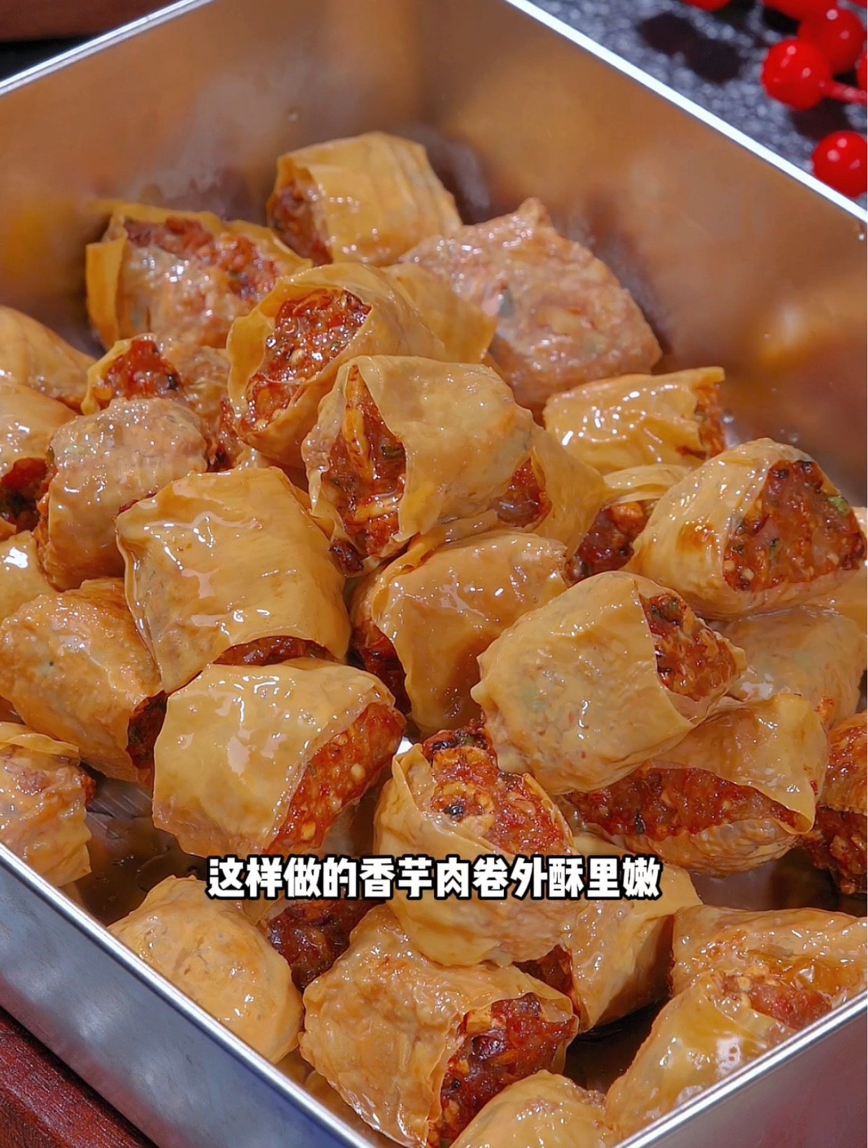 分享香芋炸肉卷的做法,酥脆的外皮包裹着咸香的肉馅,太好吃了