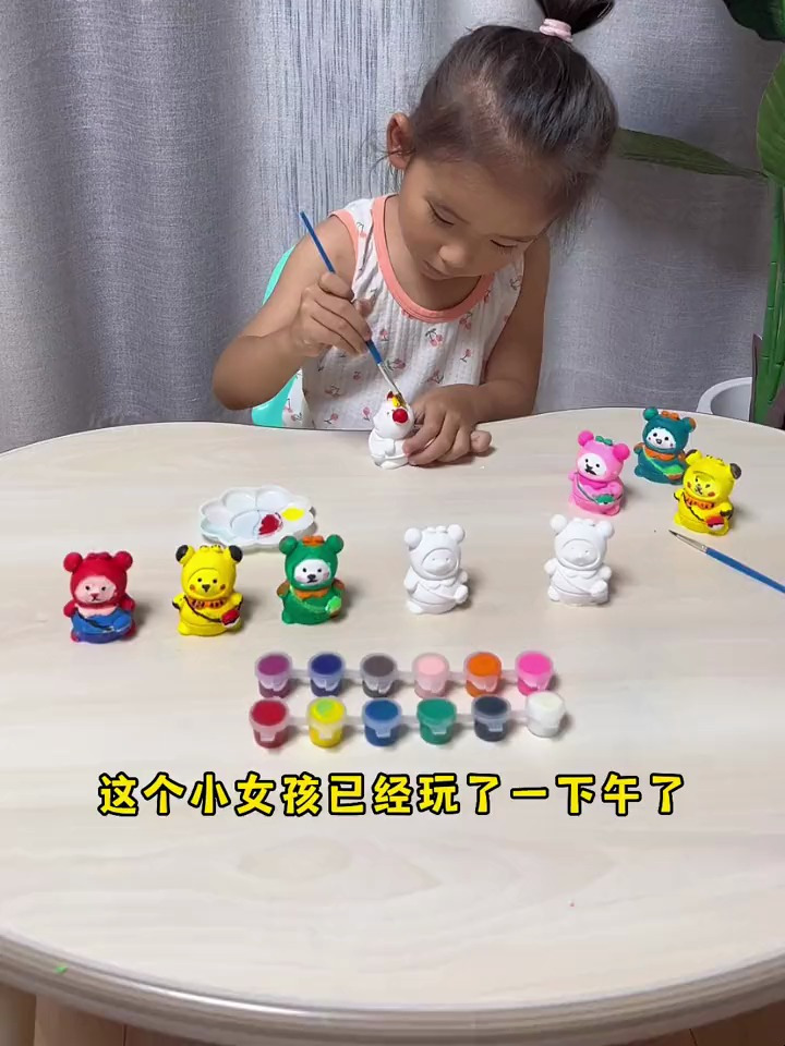 放假带宝宝一起,画一次石膏小熊背包娃娃吧!也太可爱了