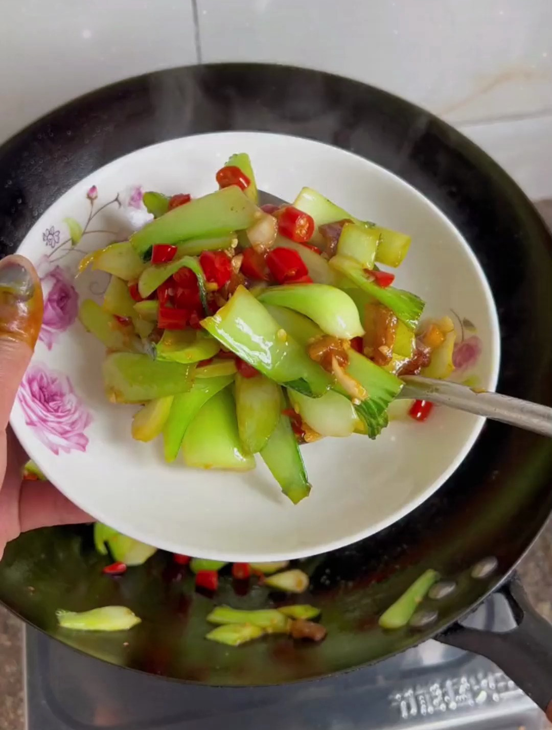 青菜梗炒油渣,你就像我这样炒特别好吃