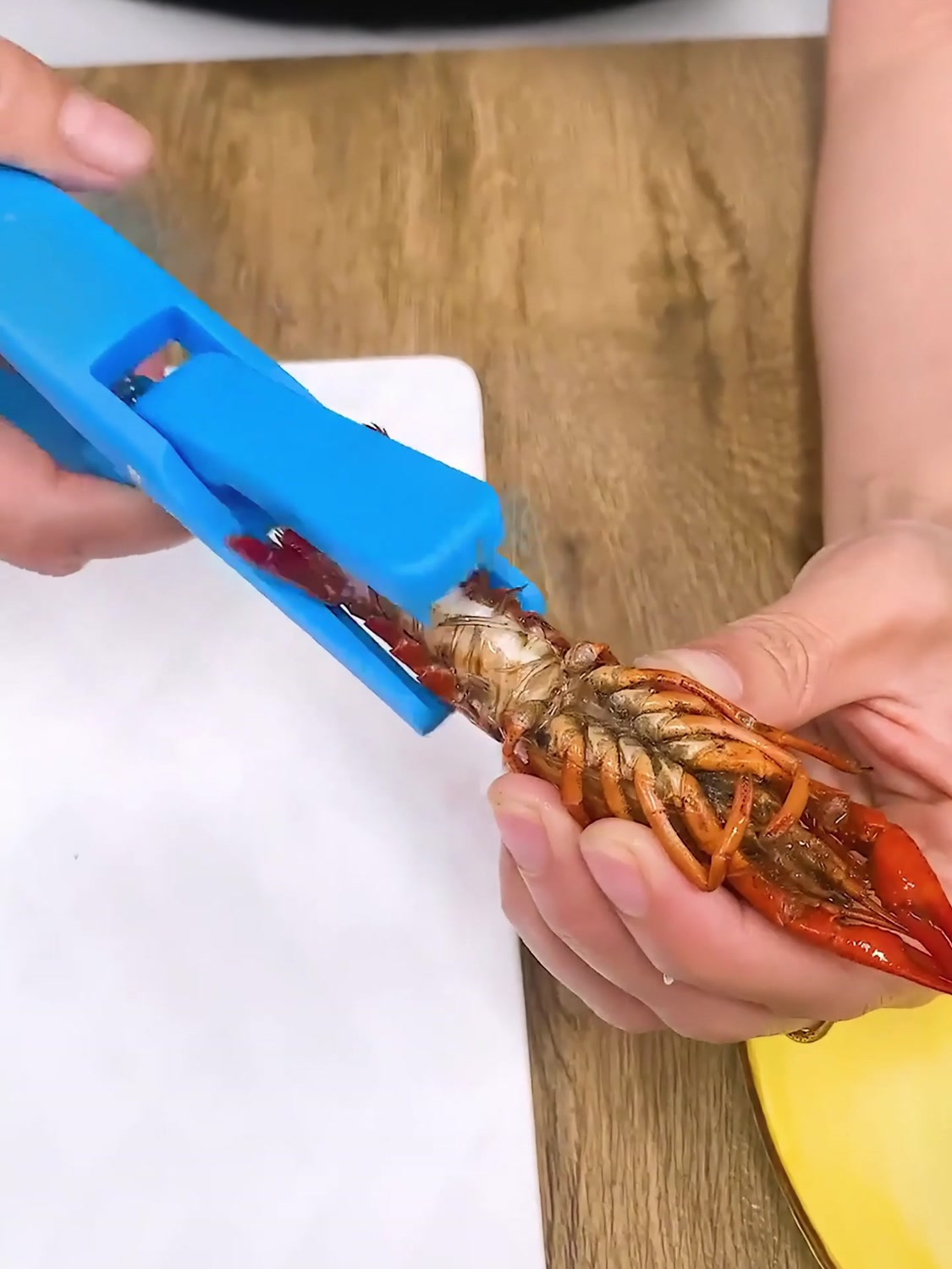 吃小龙虾的季节,用这小工具可比用手方便多了,一按一压龙虾剥好