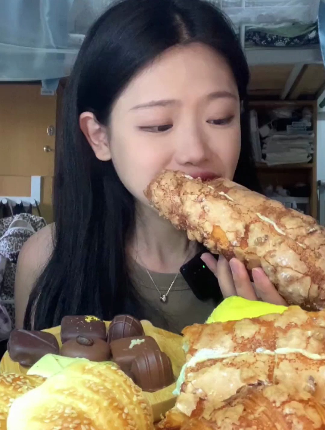 女大学生的深夜宿食,好多面包和巧克力啊,看得我好饿