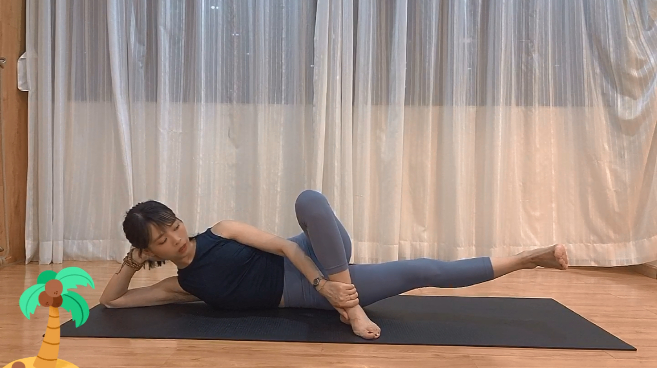 一分钟瑜伽:侧卧训练,大腿内侧肌肉收缩,紧致赘肉