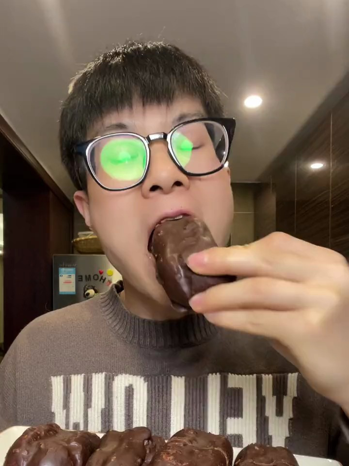 一口爆浆的MCT巧克力哈斗真绝了!外面是脆皮里面是巧克力