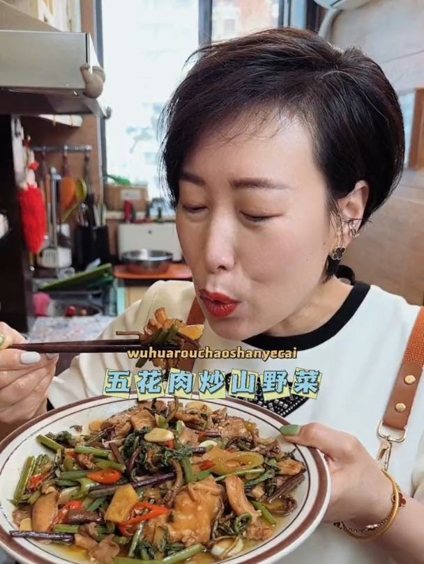 你要是来东北谁要是那这个长白山的山野菜招待你 那都是最高标准