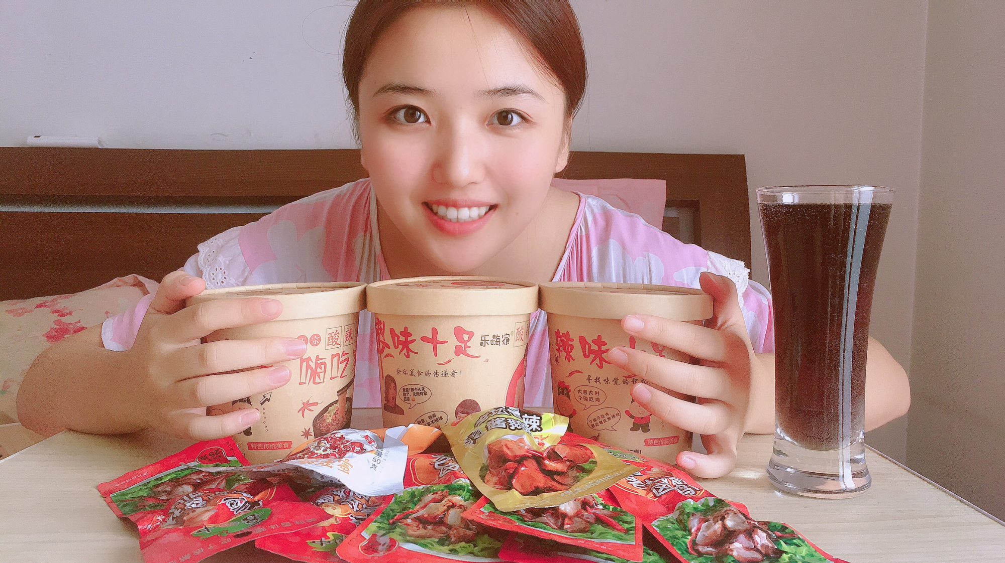 元元买3桶酸辣粉,又香又辣,再来一桌零食,幸福感爆棚