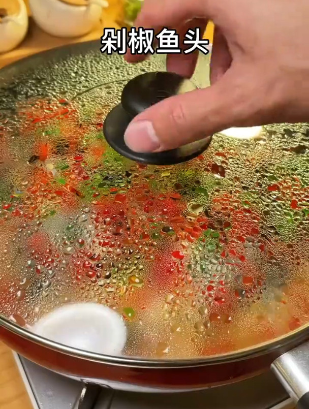 家庭版的剁椒鱼头,软糯入味,辛辣过瘾,做法简单!