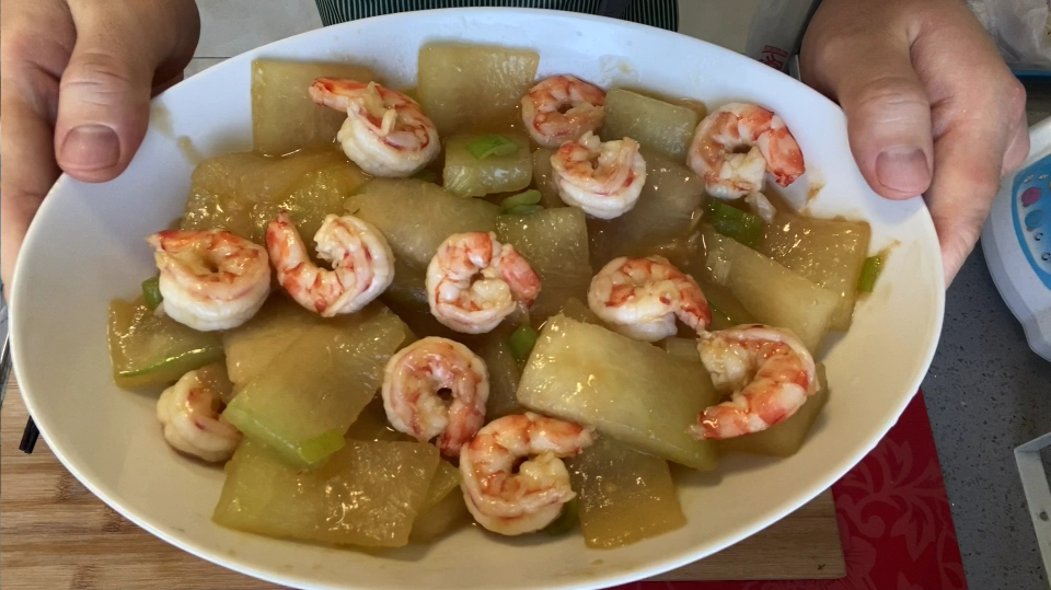 今天做一道冬瓜炒虾仁,虾仁软嫩冬瓜清爽,吃出健康享受美味