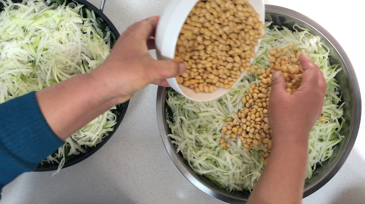 天天奶奶摘了一笼野菜,简单一腌,鲜香美味又爽脆,做法还简单