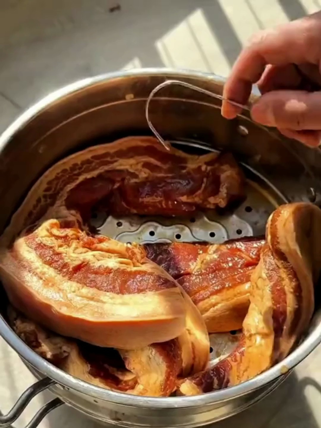 告别腊肉悬挂烦恼,神奇挂钩让厨房大变样!