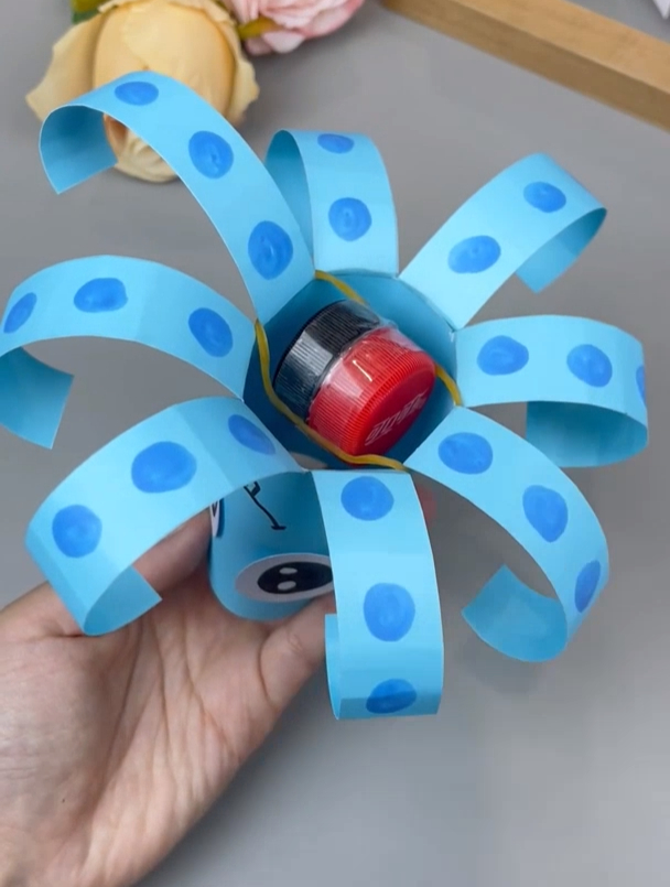 用彩色卡纸来制作一个可以奔跑的小章鱼吧!幼儿园手工