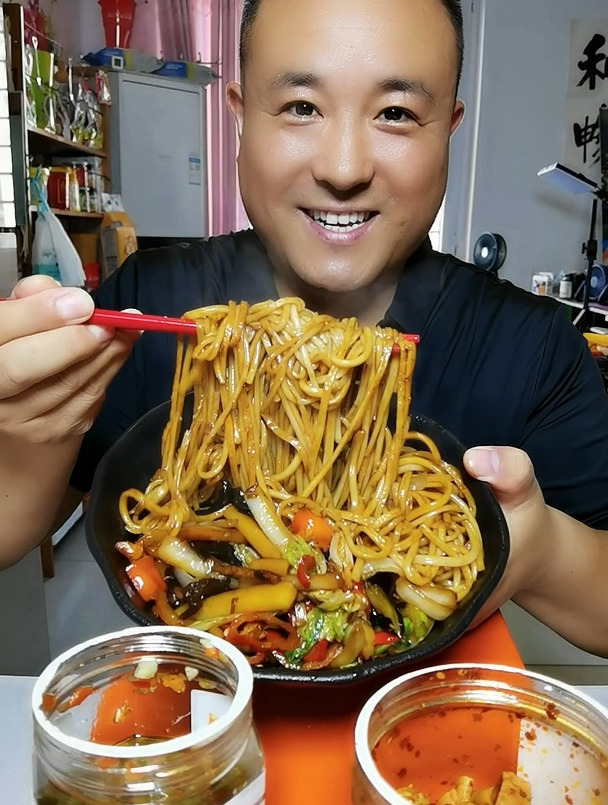简单家乡味这样的炒菜拌面你想吃吗?有菜有肉营养丰富味道绝绝子