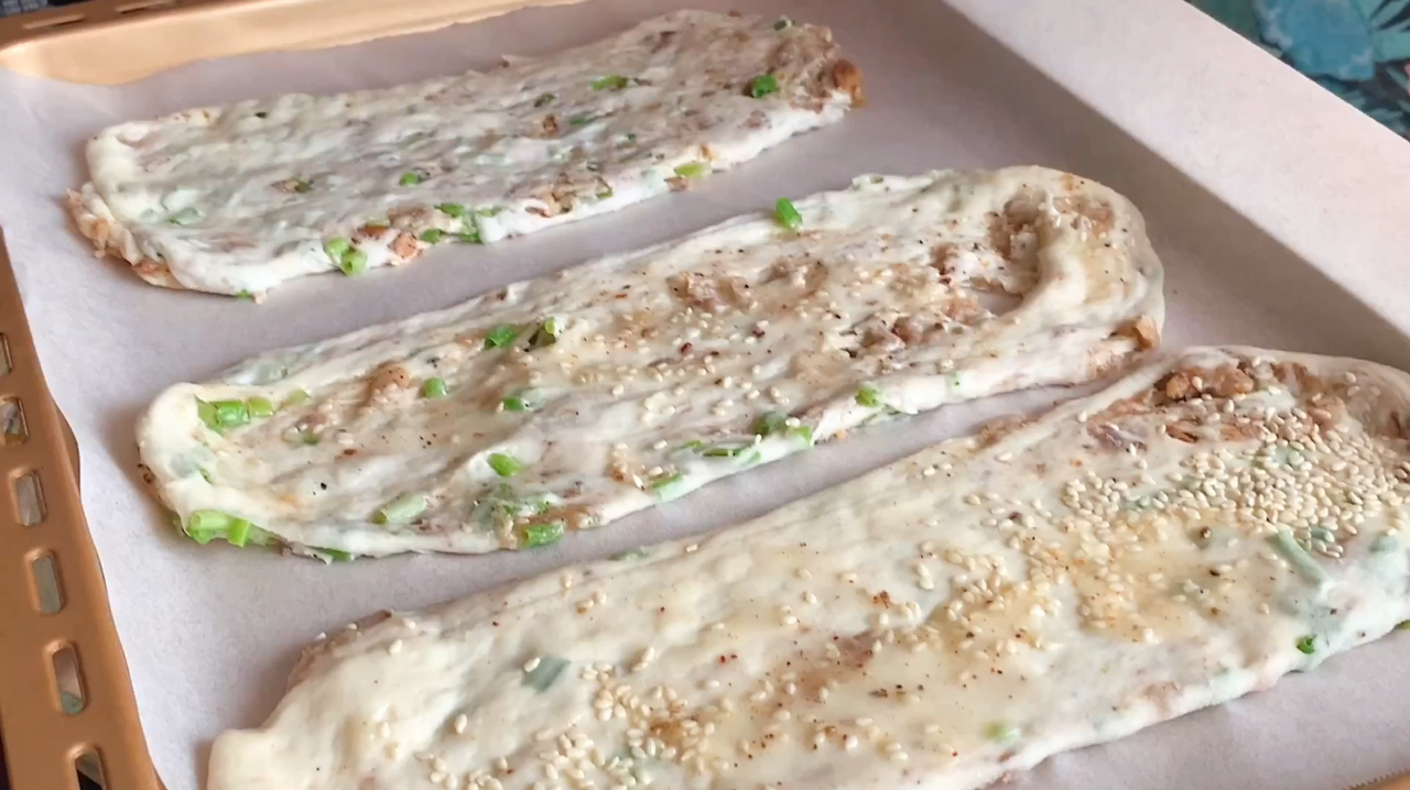 葱油饼新做法,多加2种料,一叠一擀就出锅,咸香酥脆,一咬掉渣