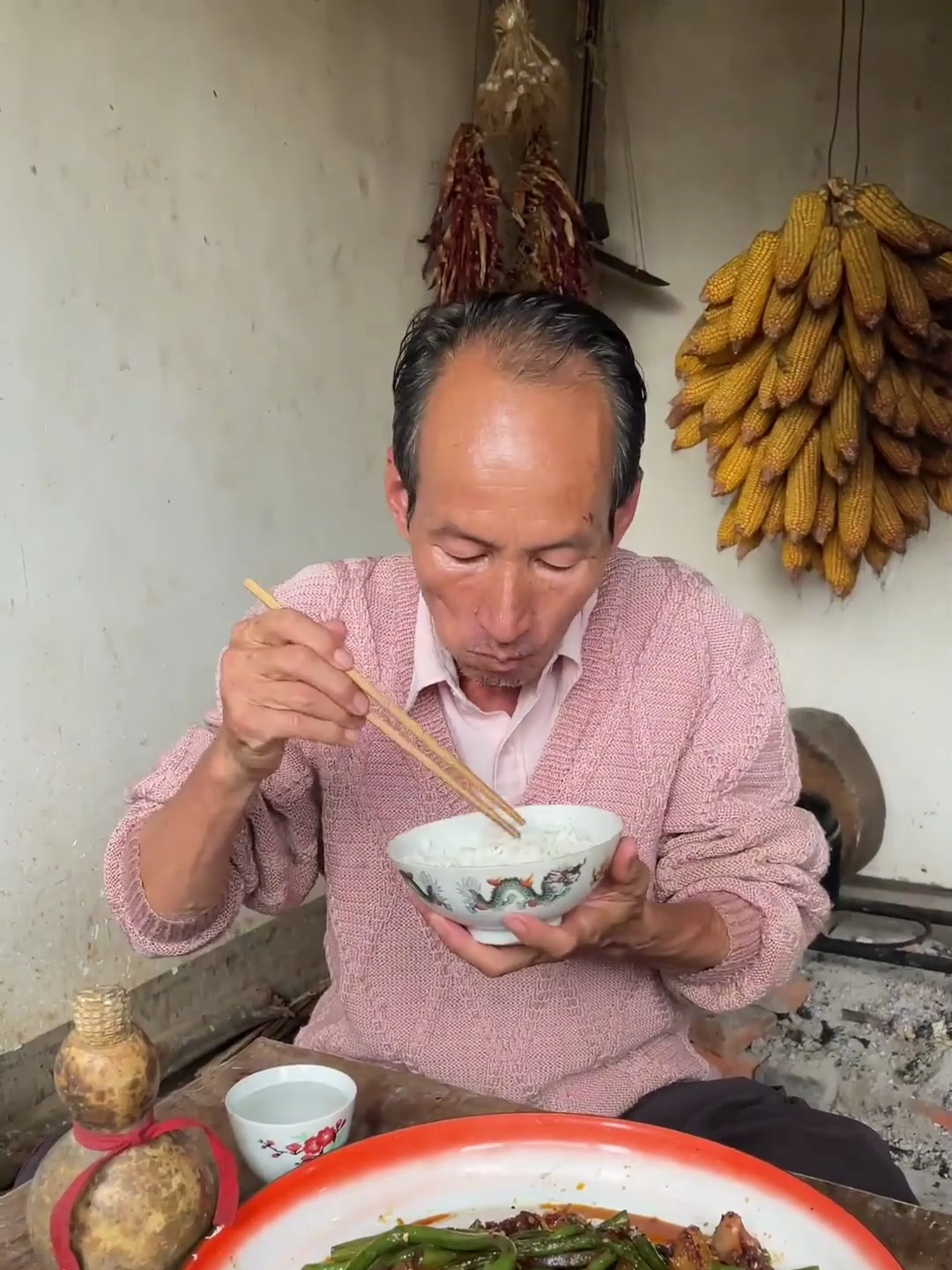 大山上的野生蕨菜炒腊肉非常好吃