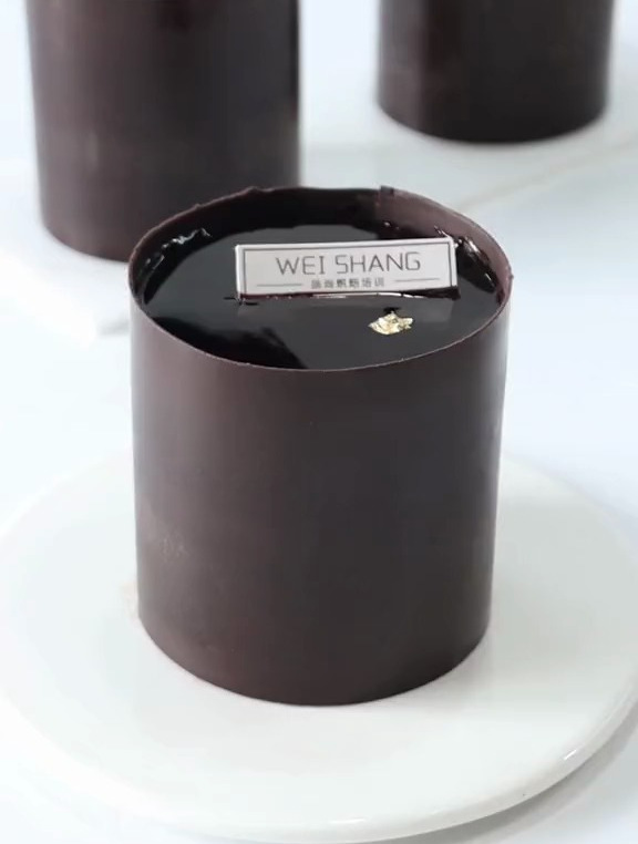 咖啡巧克力慕斯搭配简约巧克力配件