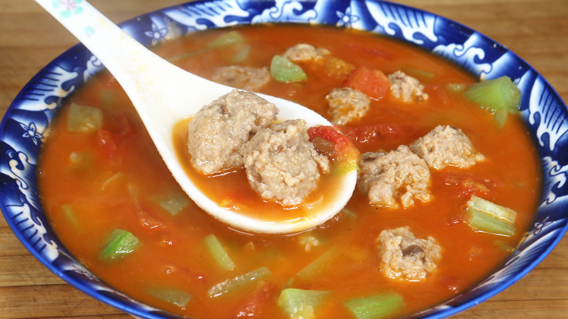 夏天孩子不爱吃饭,试试这道肉丸汤,汤鲜味美,孩子抢着吃!