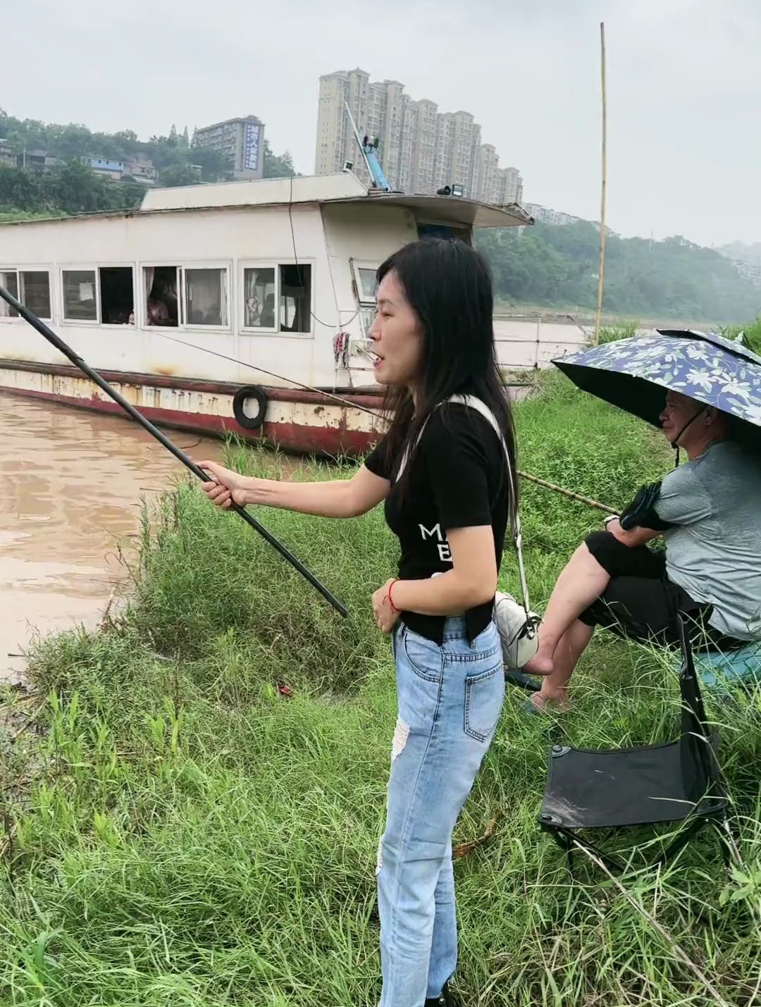 第一次钓鱼 一个麻杆参都让我高兴坏了