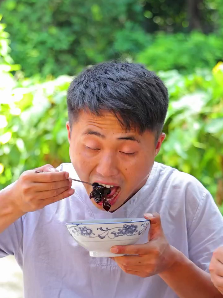 你们爱吃龟苓膏吗?龟苓膏中所蕴含的中医知识值得我们好好学习