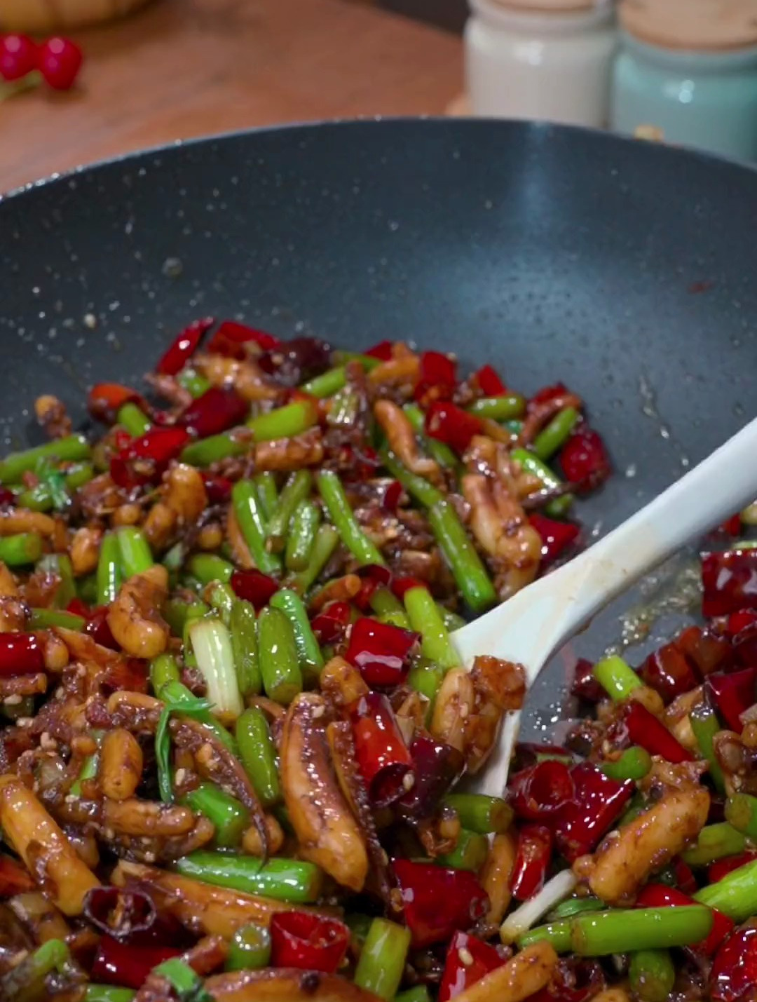 很多人喜欢吃炒鱿鱼,但是却不知道怎么做才好吃,这个方法收藏好