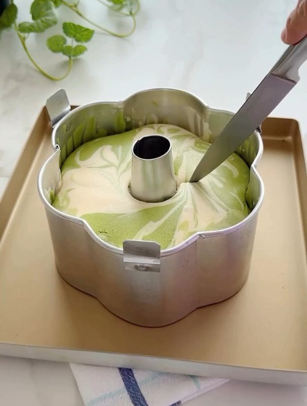 大理石抹茶戚风蛋糕,像是在吃绿茶味的云朵!