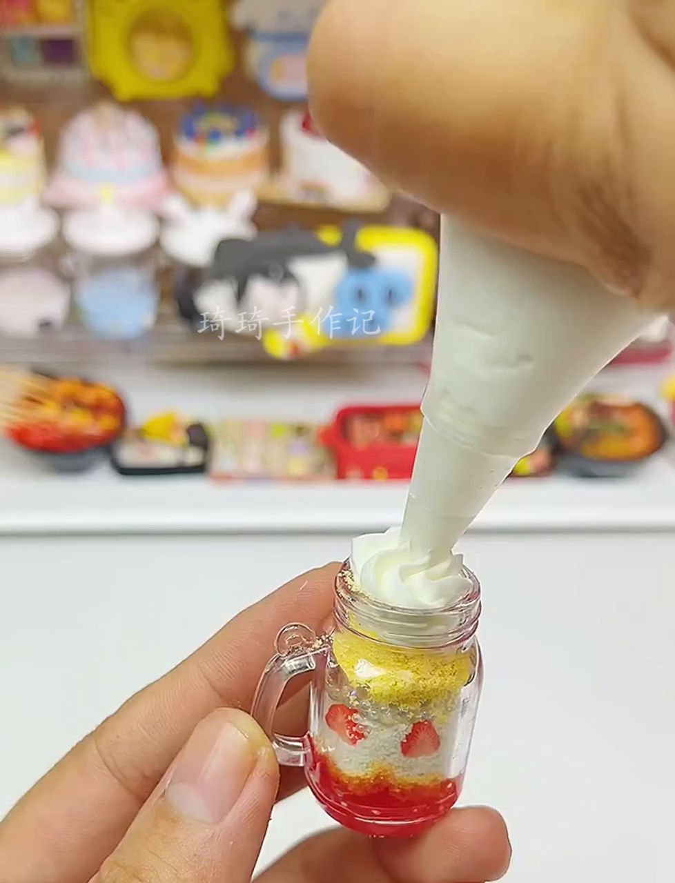 今天超萌的迷你纸杯蛋糕来袭～