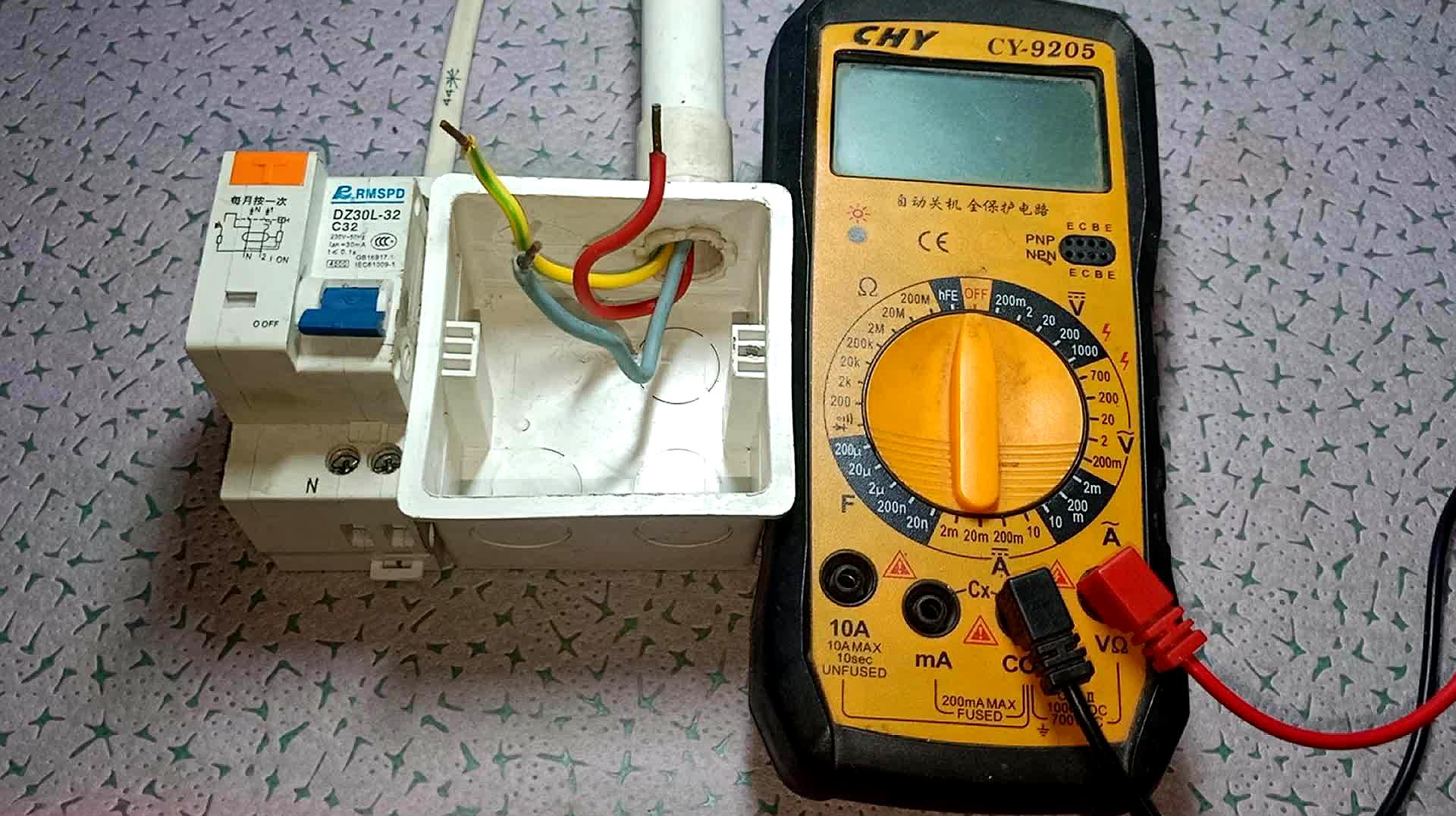 [图]万用表查漏电,是电工必学的基本功,方法教给你,一学就会