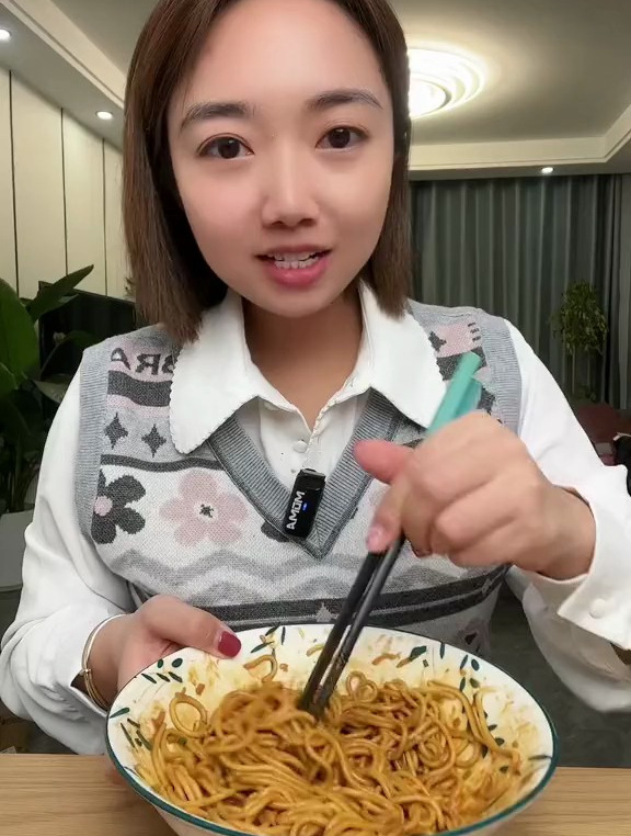 开水一泡就能吃的热干面,酱香浓郁,口感劲道,真滴好吃又方便