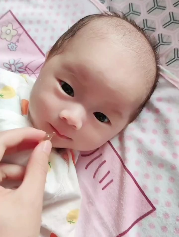 不要再给宝宝这样喂鱼肝油了,太可怕了