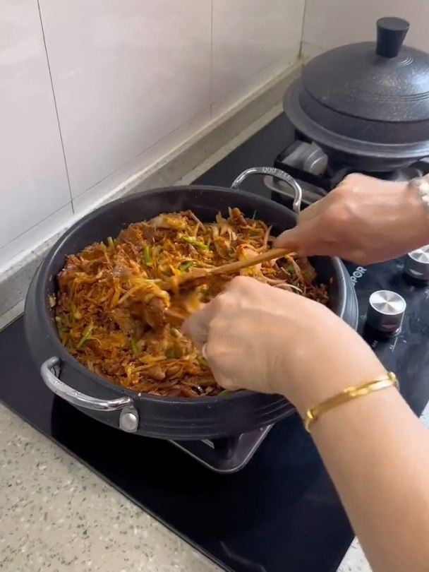 任何人没吃过东北烤盘我都会伤心的!都去做这个酸菜烤五花肉肥牛